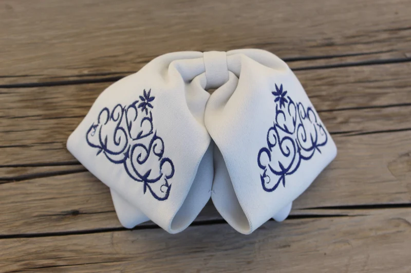 Moño Charro Blanco Bordado