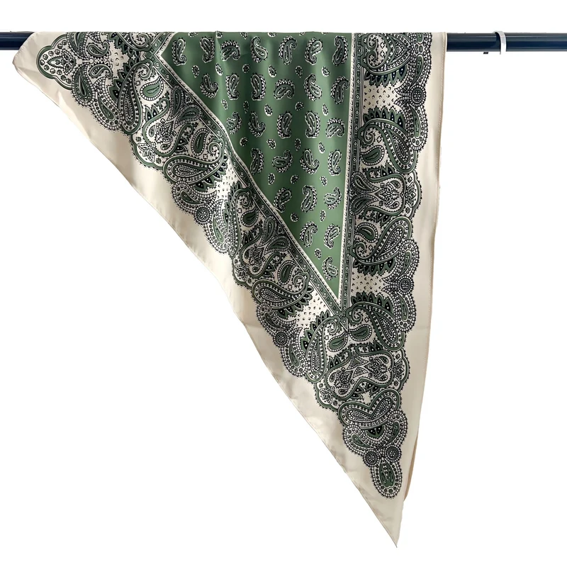 Groothandel in satijnen driehoekige sjaals met paisleyprint, zijdezachte haardoekjes en hoofddoeken voor boetieks.