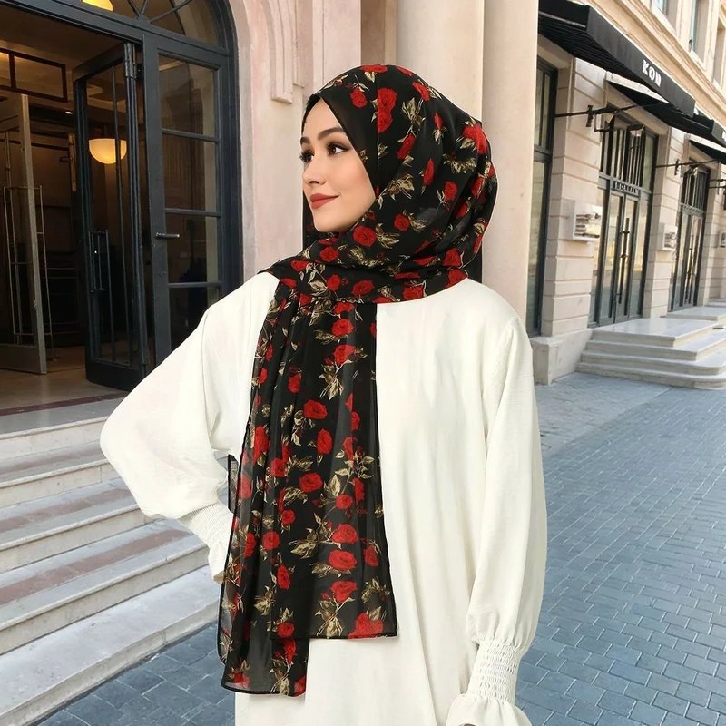 Elegante hijab van chiffon met rozenbloemenprint, een hoogwaardige, ademende hoofddoek voor moslimvrouwen.