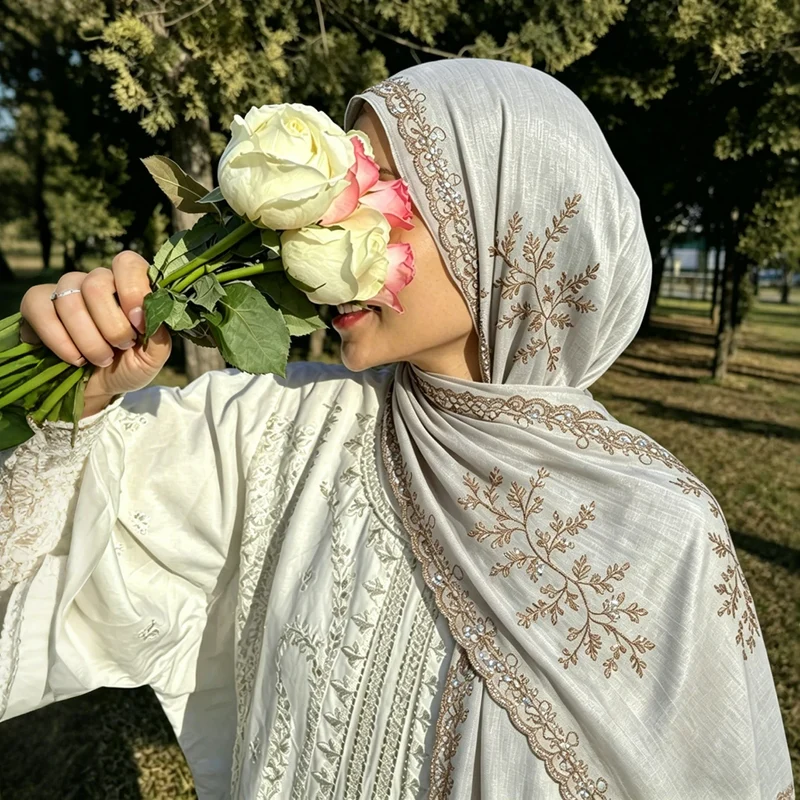 Elegante, hoogwaardige, geborduurde hijab met bloemenmotief en pailletten, verkrijgbaar in de groothandel.