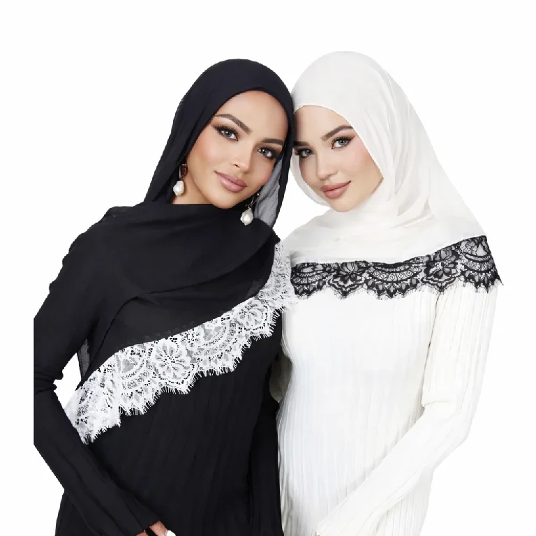Elegante witte hijab sjaal voor vrouwen met kanten rand, lichtgewicht en ademend, met bloemenkantafwerking.