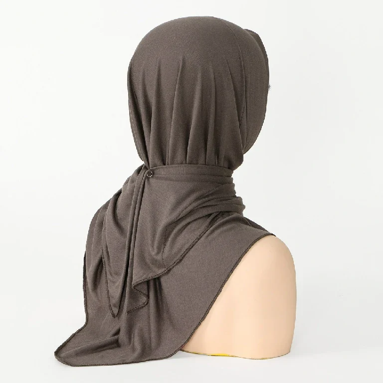 Groothandel driehoekige hijab sjaal met metalen oogjes, zachte jersey hoofddoek voor vrouwen