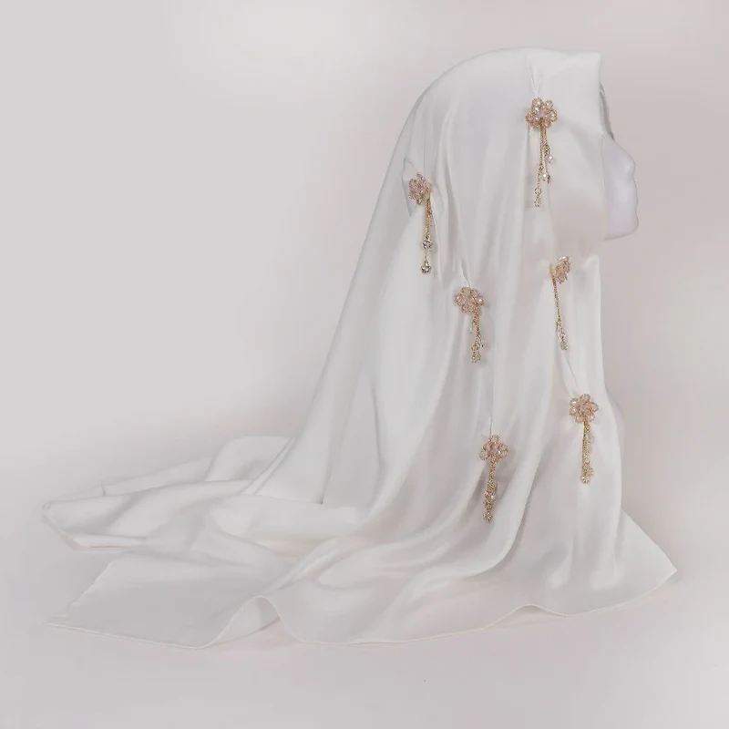 Luxe chiffon hijab met kristallen en roségouden bloemen, verkrijgbaar in de groothandel.