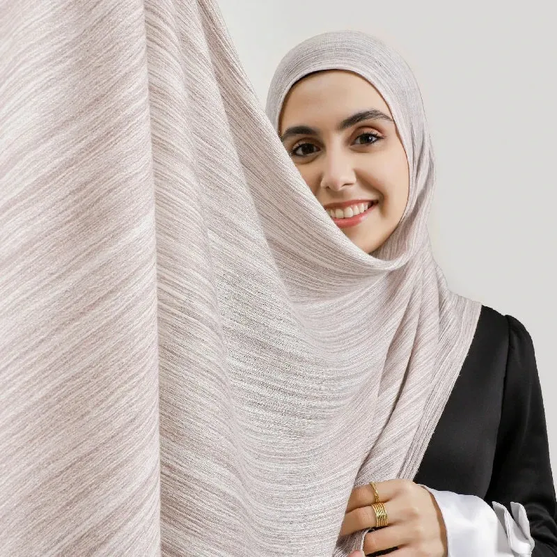 Groothandel in bescheiden islamitische mode, zoals een hijab van jersey met wolkendansmotief en een viscose sjaal.