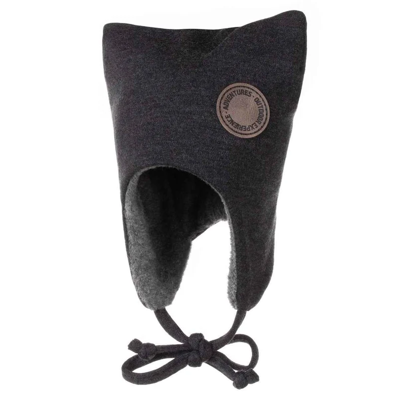 Comfortabel donkergrijs babymutsje van merinowol met veilige striksluiting.
