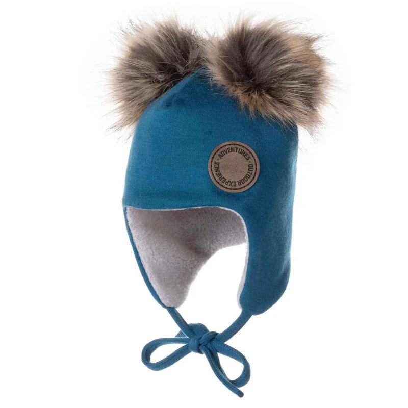 Turquoiseblauwe babymuts van merinowol met knusse pompons van imitatiebont voor ultiem wintercomfort.