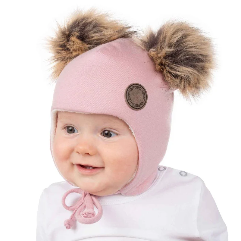 Gezellig roze babymutsje van merinowol met stijlvolle pompons van imitatiebont.