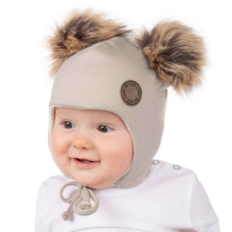 Beige babymutsje van merinowol – behaaglijk comfort met stijlvolle pompons van imitatiebont
