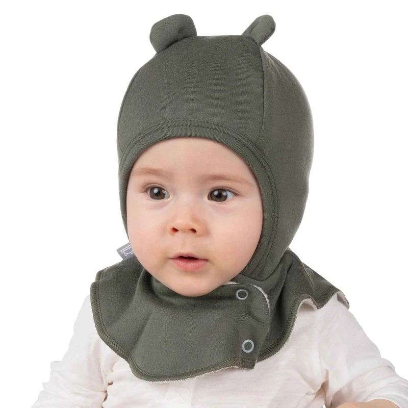 Een knusse kaki en groene babybalaclava van merinowol voor ultiem wintercomfort.