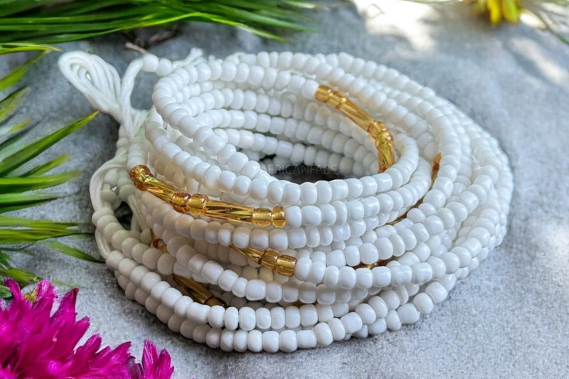 Waist Beads / Afrikaanse Heupketting - Tiosa - Wit / goud (Traditioneel niet-elastisch koord)